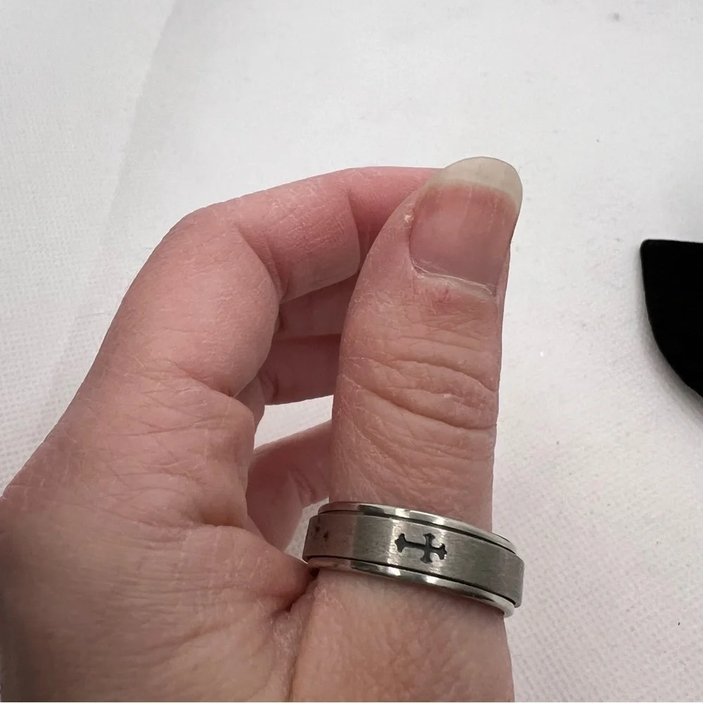 🍭6/$30 Men’s silver tone cross ring band - size 12